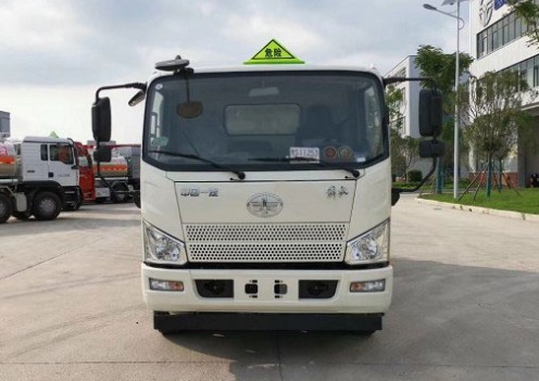 一汽青島解放J6F-6噸飛機(jī)加油車(chē)圖片 一汽青島解放J6F-6噸飛機(jī)加油車(chē)圖片
