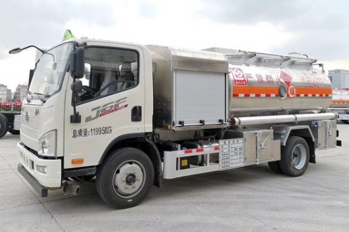 一汽青島解放J6F-6噸飛機(jī)加油車(chē)圖片 一汽青島解放J6F-6噸飛機(jī)加油車(chē)圖片